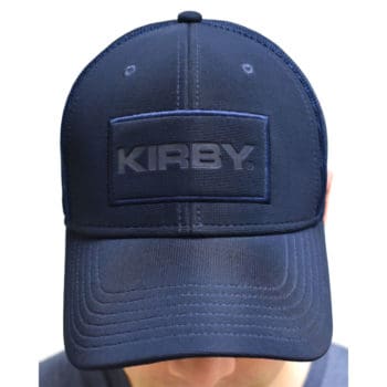 Vista frontal de una gorra de camionero azul con la marca Kirby